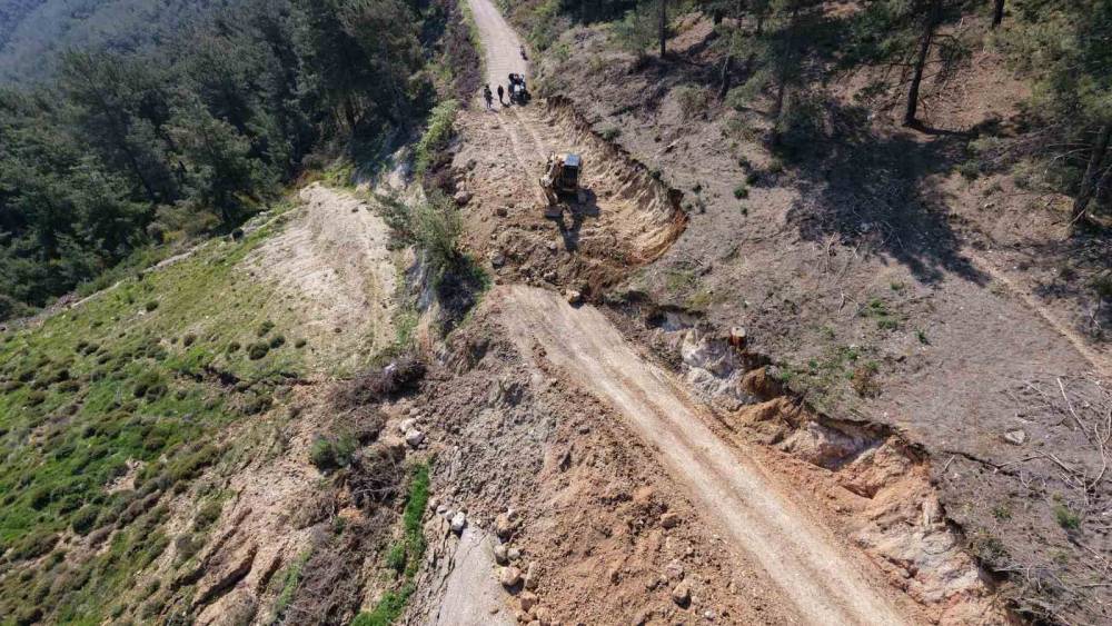 Heyelan nedeniyle kapanan S&uuml;l&uuml;kl&uuml; G&ouml;l yolu ulaşıma a&ccedil;ıldı
