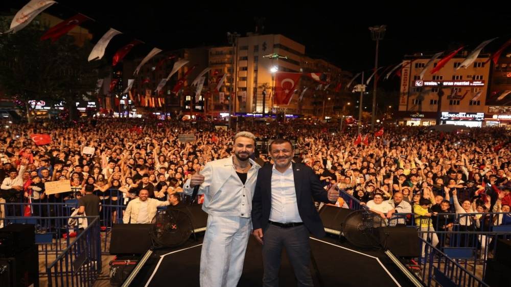 Sevilen sanat&ccedil;ı Sefo Denizli&rsquo;yi salladı
