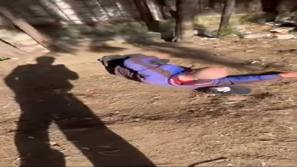 Sokakta uyuyan yaşlı adamın y&uuml;z&uuml;ne tekme atıp paylaşan 2 ş&uuml;pheli g&ouml;zaltında
