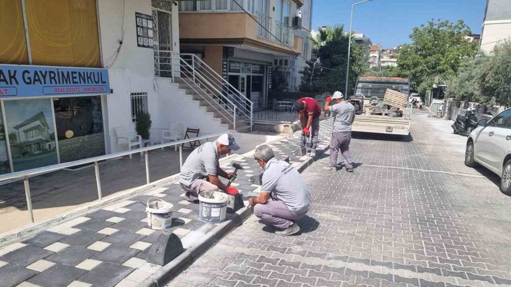 Kuşadası&rsquo;nda eskiyen yollar yenileniyor
