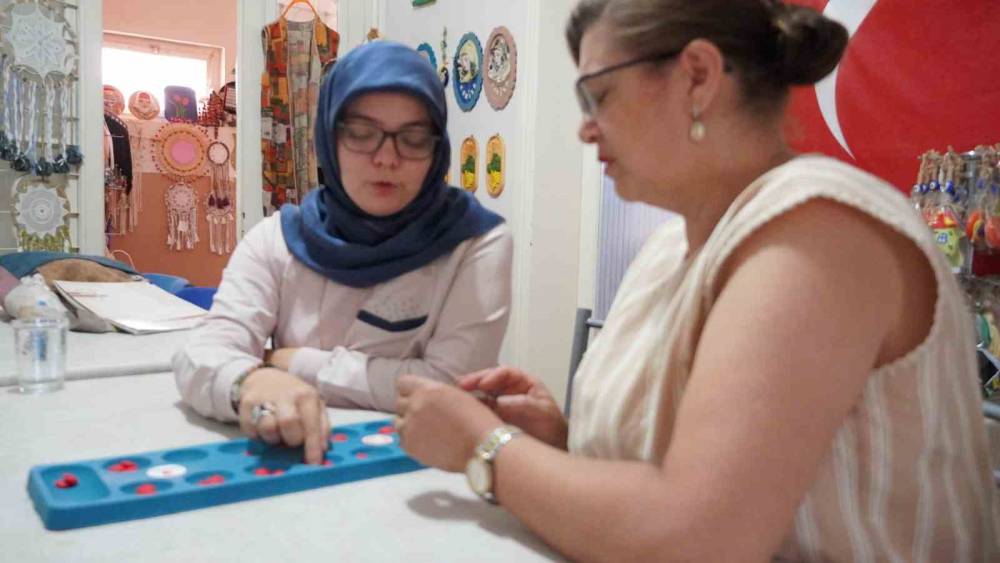 &Ccedil;ocuklarını satranca g&ouml;t&uuml;rd&uuml;, Manisa&rsquo;nın ilk kadın mangala antren&ouml;r&uuml; oldu
