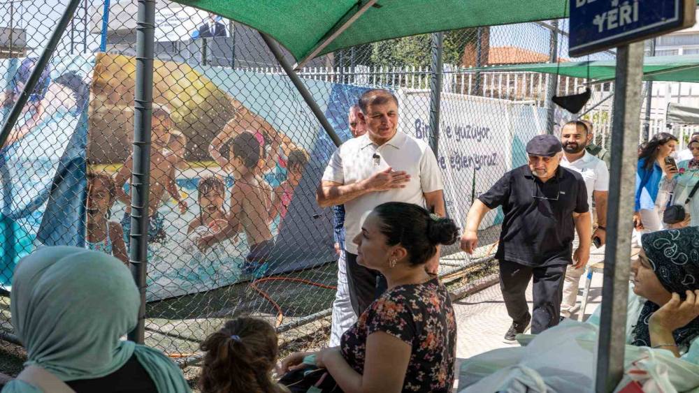 İlk kez havuzla tanışan &ccedil;ocukların sevincine Başkan Tugay ortak oldu
