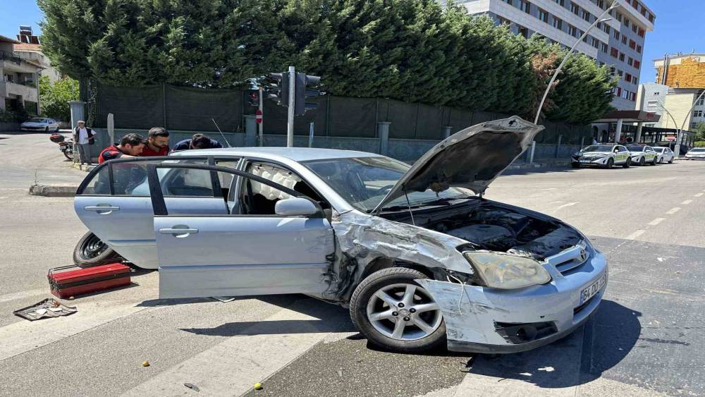 Uşak&rsquo;ta kamyonet ile otomobil &ccedil;arpıştı: 4 yaralı
