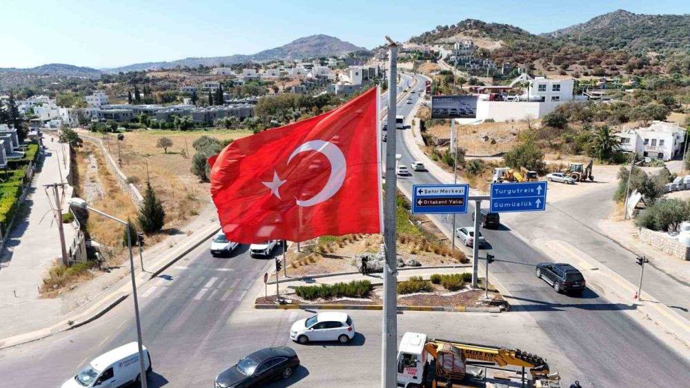 Bodrum&rsquo;da bayrak direkleri bakımdan ge&ccedil;irildi
