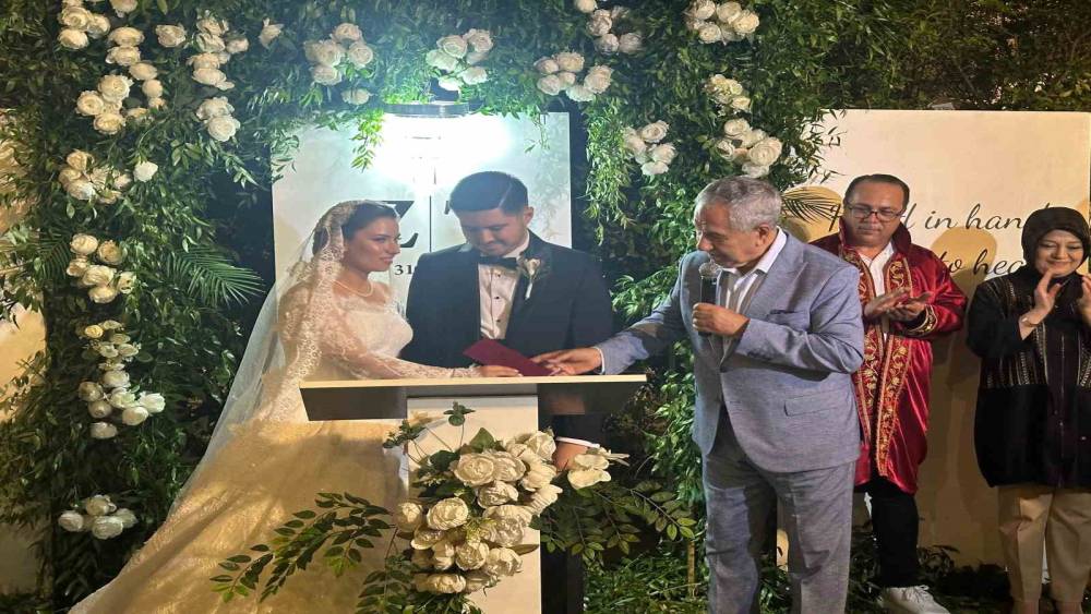 Manisa protokol&uuml; &Ouml;zkan ailesinin mutluluğunda buluştu
