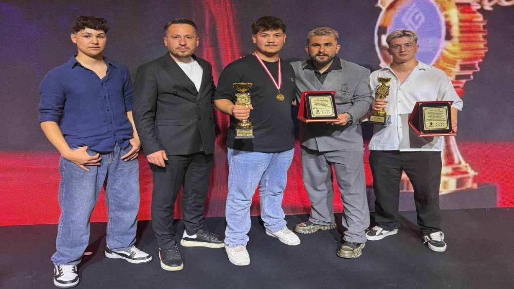 Akhisarlı berberler d&uuml;nya sahnesinde j&uuml;ri koltuğunda

