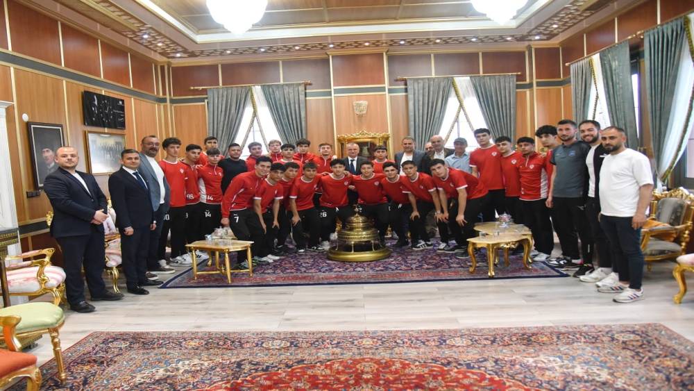 Gen&ccedil; kramponlara Başkan Balaban&rsquo;dan destek
