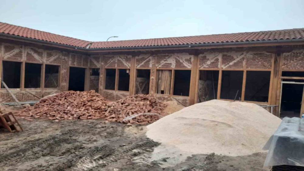 Tarihi Emet Hanı&rsquo;nda restorasyon &ccedil;alışmaları s&uuml;r&uuml;yor
