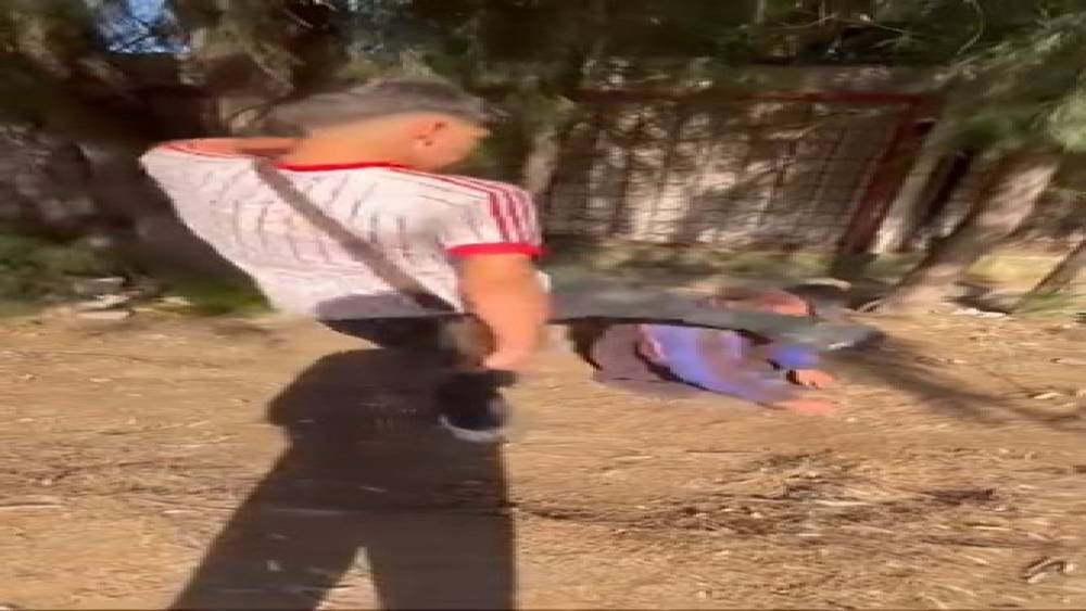 İzmir&rsquo;de yaşlı adama tekmeyle saldıran ş&uuml;pheliler serbest bırakıldı
