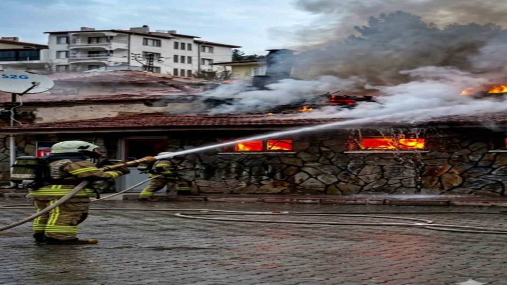 K&uuml;tahya&rsquo;nın tarihi Ilıca Aslanlı Hamamı&rsquo;nda yangın
