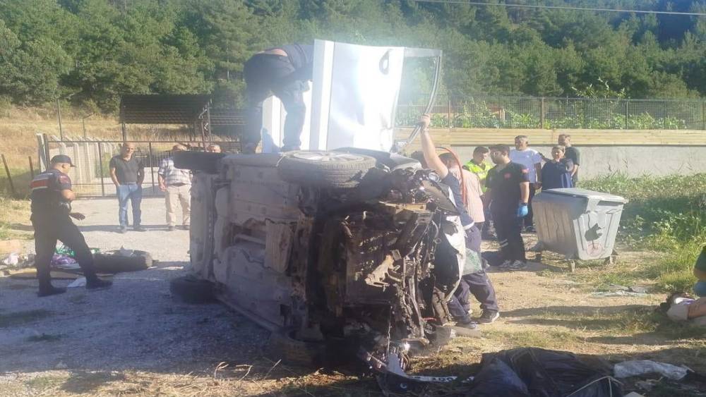 Uşak&rsquo;ta otomobil karşı şeride ge&ccedil;ip devrildi: 1 &ouml;l&uuml;, 3 yaralı
