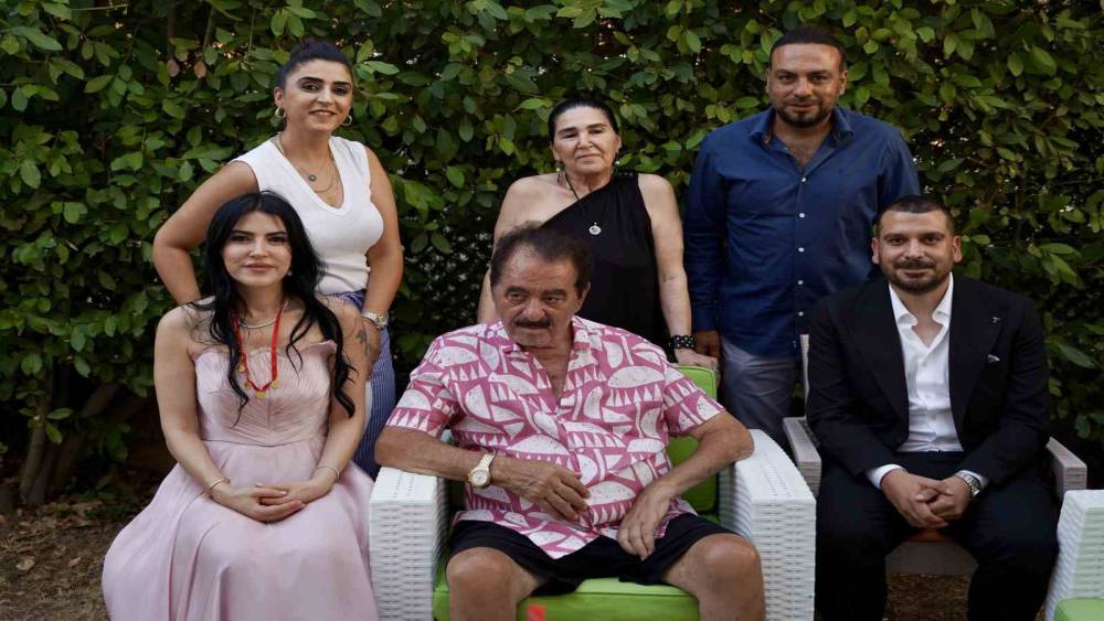 İbrahim Tatlıses&rsquo;in evinde mutlu g&uuml;n: Manevi kızına isteme t&ouml;reninde beşi bir yerde taktı
