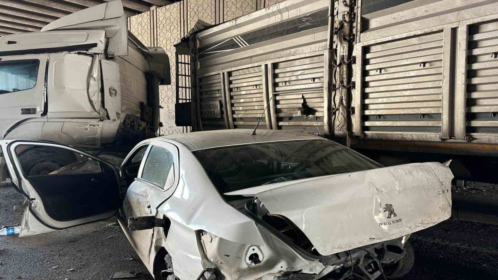 Uşak&rsquo;ta otomobil ile tır &ccedil;arpıştı: 1 yaralı
