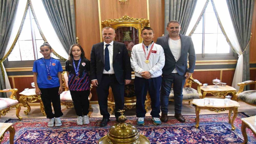 Şampiyon sporcular Başkan Balaban&rsquo;ın konuğu oldu

