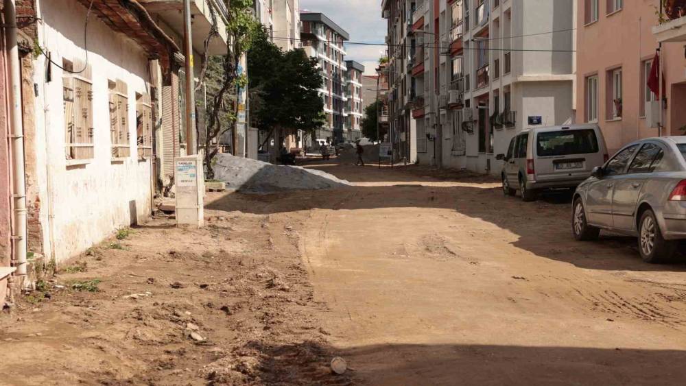 İncirliova&rsquo;da yol &ccedil;alışmaları Zafer Mahallesi&rsquo;nde devam ediyor
