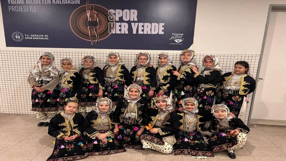 K&uuml;tahya Belediyespor Halk Oyunları ekiplerinden İzmir&rsquo;de &ccedil;ifte başarı
