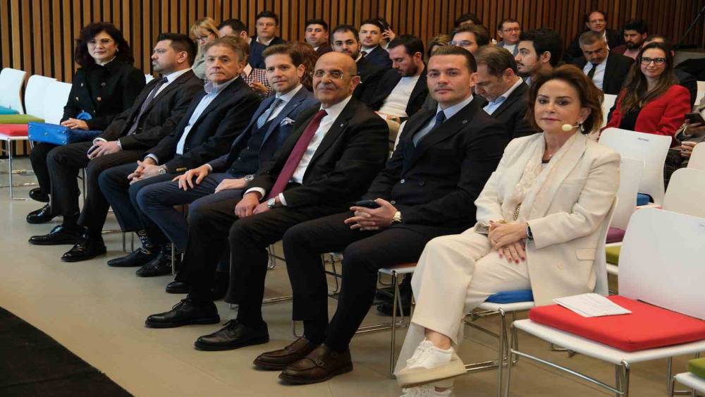 Emine Sabancı Kamışlı, EGİAD D&ouml;n&uuml;ş&uuml;m Sahnesi&rsquo;nde İzmir iş d&uuml;nyasıyla buluştu
