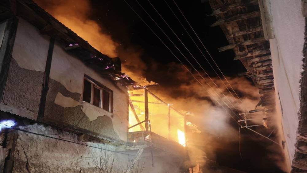 Uşak&rsquo;ta iki katlı evde &ccedil;ıkan yangın s&ouml;nd&uuml;r&uuml;ld&uuml;
