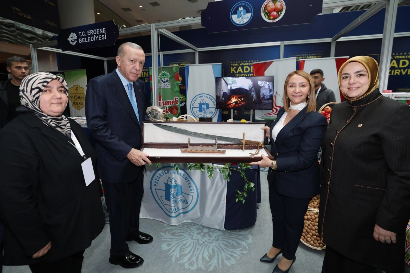 Cumhurbaşkanı Erdoğan’a Başkan Tekin’den özel hediye