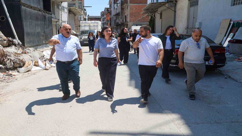 Başkan Vekili &Ouml;zkan, sanayi sitesi esnafını ziyaret etti
