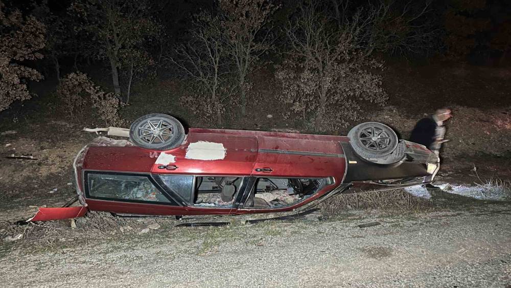 Uşak&rsquo;ta iki otomobil &ccedil;arpıştı: 2&rsquo;si &ccedil;ocuk 5 yaralı
