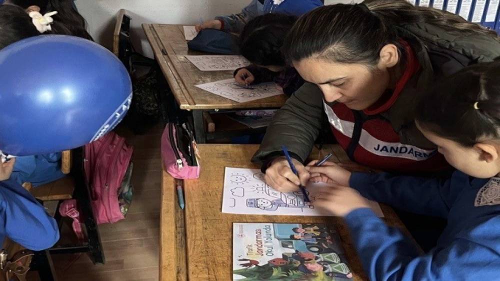 Uşak&rsquo;ta jandarmadan &ouml;ğrencilere ziyaret
