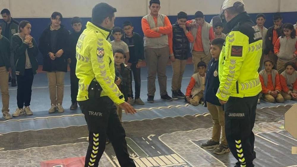 Akyaka&rsquo;da &ouml;ğrencilere &ldquo;Trafik Dedektifleri&rdquo; eğitimi