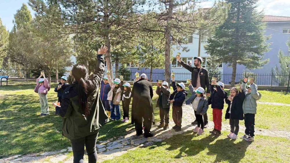Gediz&rsquo;de minik eller tohum dikti
