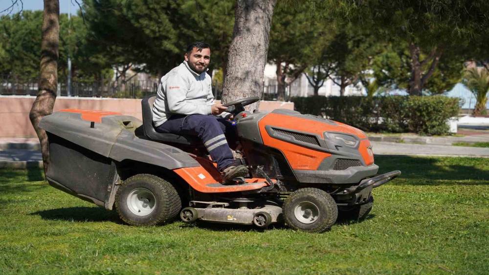 Yunusemre&rsquo;den parklara bahar temizliği
