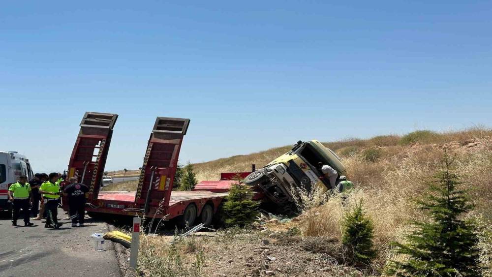Uşak&rsquo;ta tır şarampole devrildi: 1&rsquo;i ağır 3 yaralı
