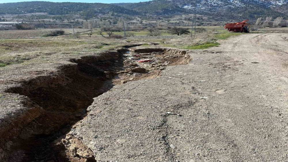 &Ccedil;ameli Belediyesi yol bakım &ccedil;alışmalarına hız kesmeden devam ediyor
