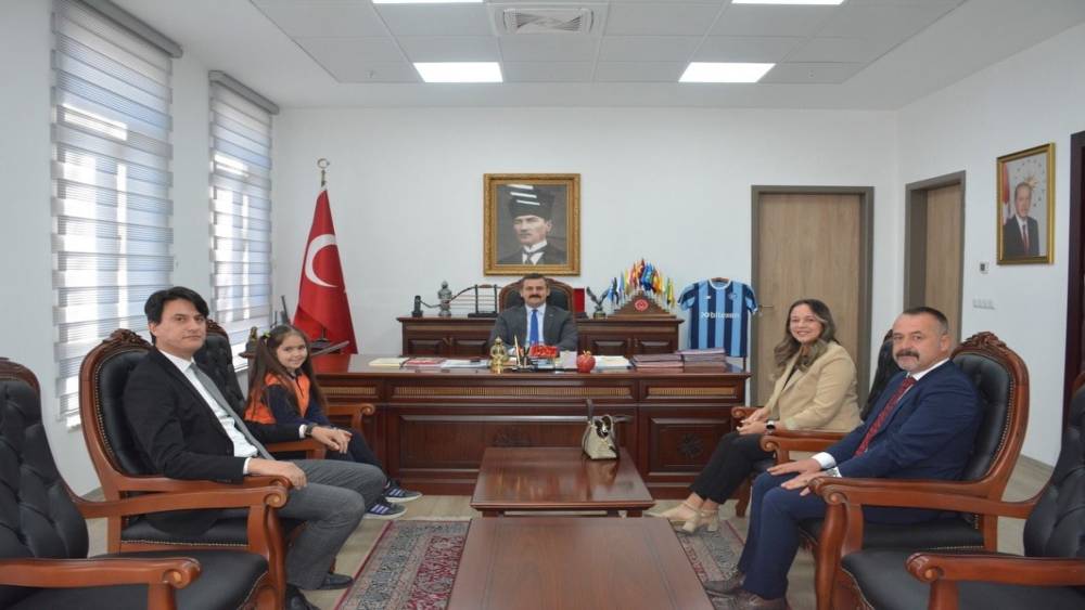 K&ouml;yceğiz&rsquo;de İstiklal Marşı&rsquo;nı okuma yarışmasında 1&rsquo;inci olan &ouml;ğrenci &ouml;d&uuml;llendirildi
