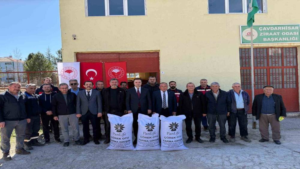 &Ccedil;avdarhisar&rsquo;da &ccedil;ift&ccedil;ilere &ccedil;&ouml;rek otu tohumu dağıtımı
