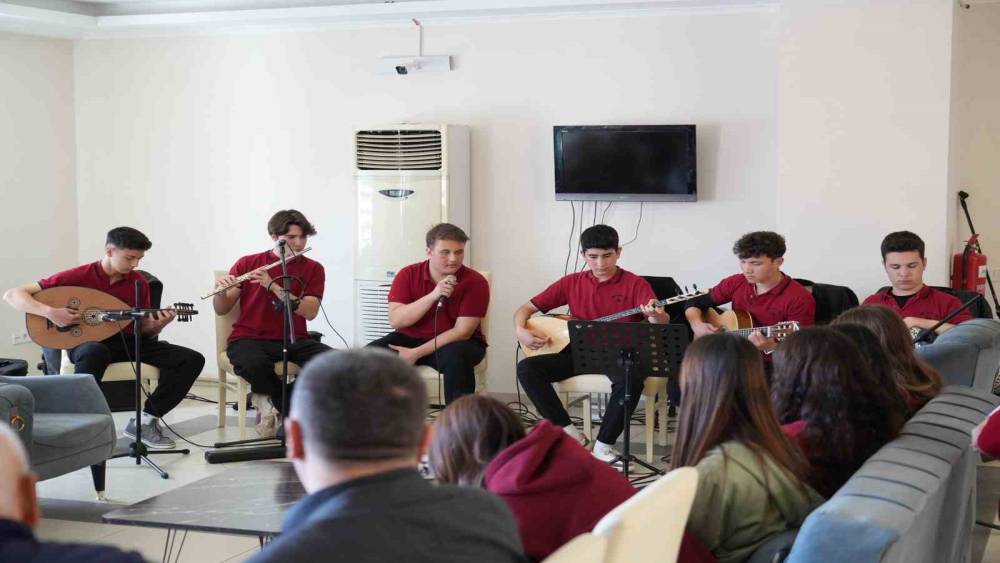 Muğla&rsquo;da liseli gen&ccedil;lerden huzurevi sakinlerine m&uuml;zik ziyafeti
