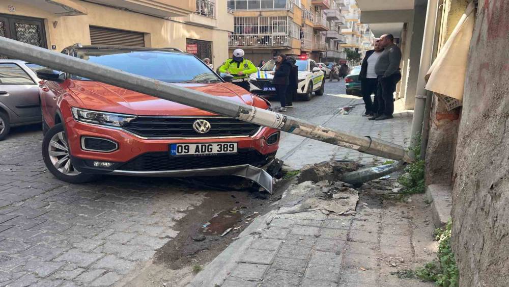 Kontrolden &ccedil;ıkan otomobil aydınlatma direğini devirdi
