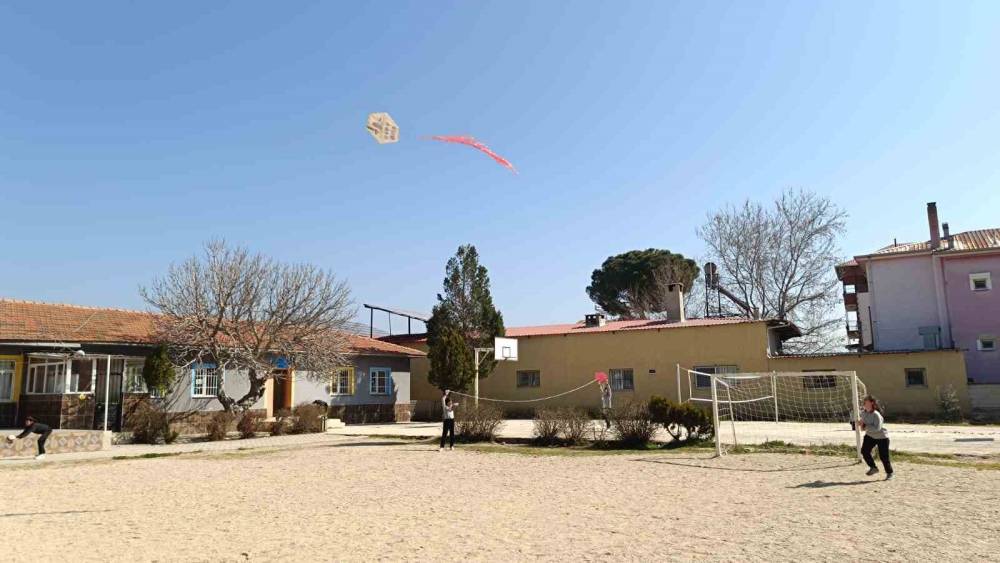 Matematiği u&ccedil;urtmayla anlattı, &ouml;ğrenciler hem eğlendi hem &ouml;ğrendi
