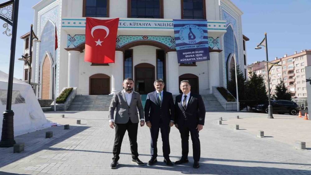 K&uuml;tahyaspor&rsquo;un "43 bin bayrak" projesine ilk destek Vali Işın&rsquo;dan
