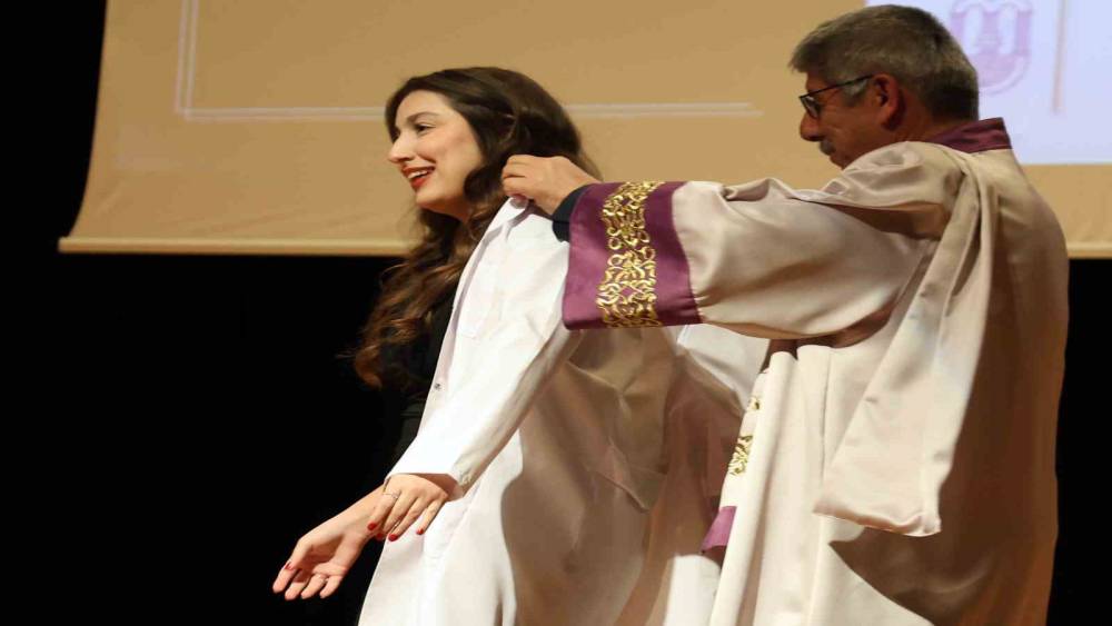 Geleceğin hekimleri &lsquo;Beyaz &ouml;nl&uuml;k&rsquo; giydi
