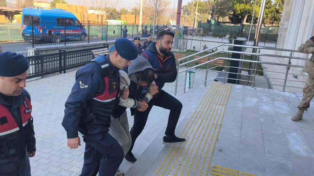 Yaşlı &ccedil;iftin &ouml;l&uuml;m&uuml;yle ilgili 4 kişi tutuklandı
