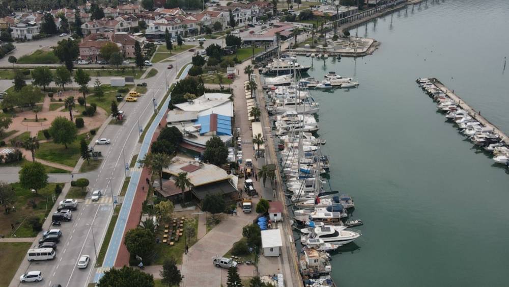 Fethiye&rsquo;de sahil bandında ka&ccedil;ak yapılar yıkılıyor
