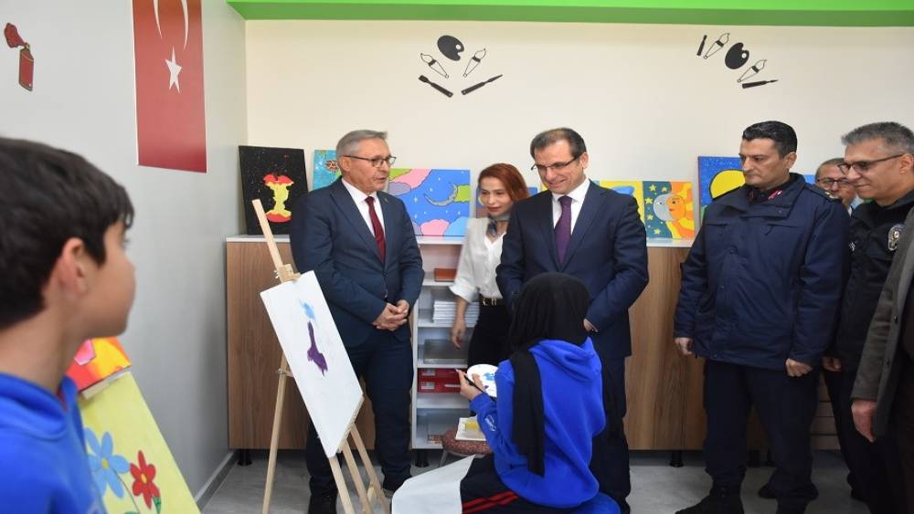 Salihli&rsquo;de &ouml;ğrencilerin hayal g&uuml;c&uuml;n&uuml; geliştirecek resim at&ouml;lyesi a&ccedil;ıldı
