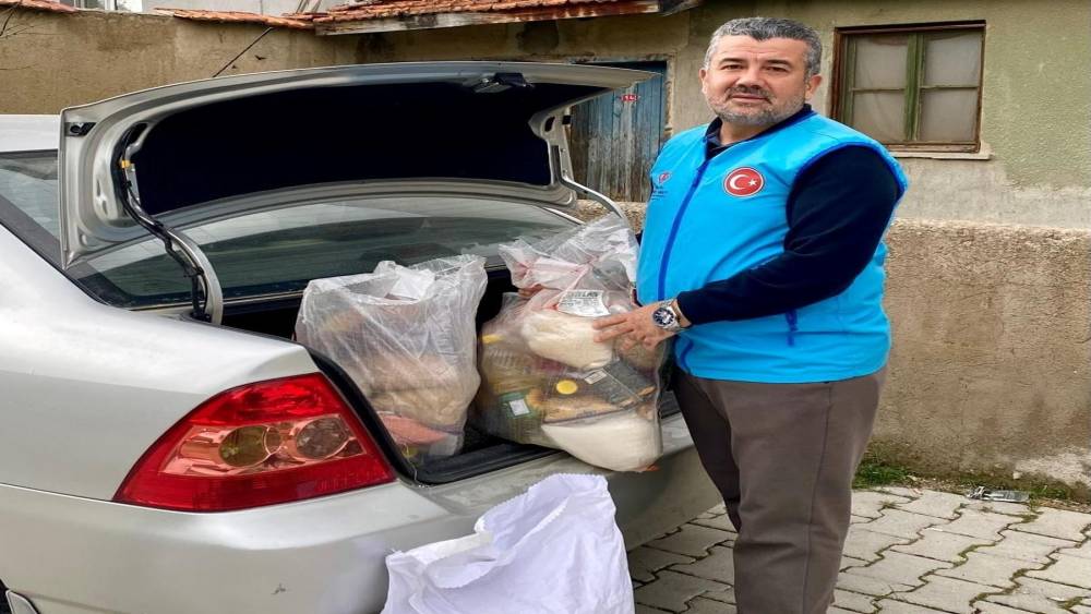 Hisarcık&rsquo;ta fedak&acirc;r imam kapı kapı dolaşıp ihtiya&ccedil; sahiplerine yardım ulaştırıyor

