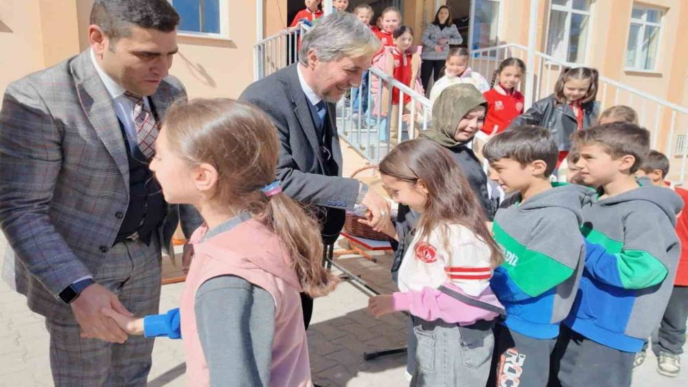 K&uuml;tahya Şehit Semih Akyıldız İlkokulu&rsquo;nda bayramlaşma programı
