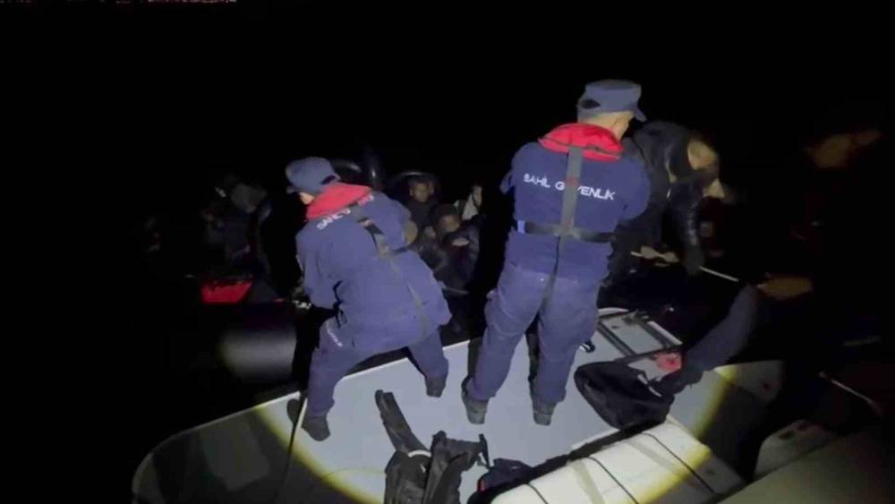 &Ccedil;eşme a&ccedil;ıklarında 34 d&uuml;zensiz g&ouml;&ccedil;men yakalandı
