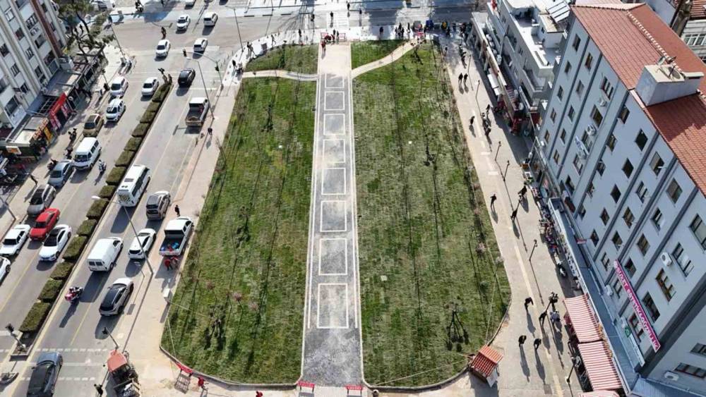 Yıkılan işhanı alanında &ccedil;evre d&uuml;zenlemesi tamamlandı
