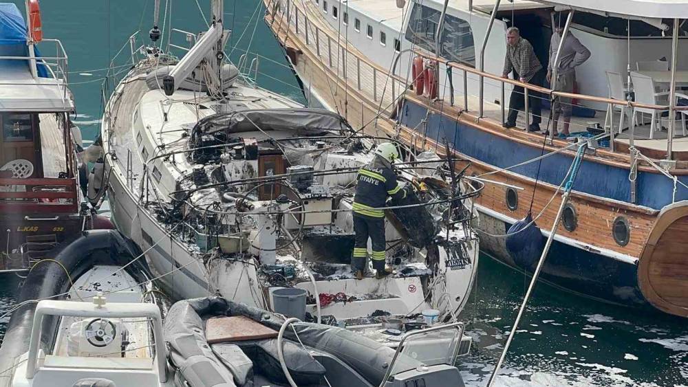 Fethiye&rsquo;de g&ouml;&ccedil;men ka&ccedil;ak&ccedil;ılığı yapılan tekne yandı
