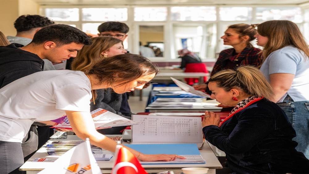 Radikal Okullarında kariyer g&uuml;nleri: Uzman isimler &ouml;ğrencilerle geleceği konuştu
