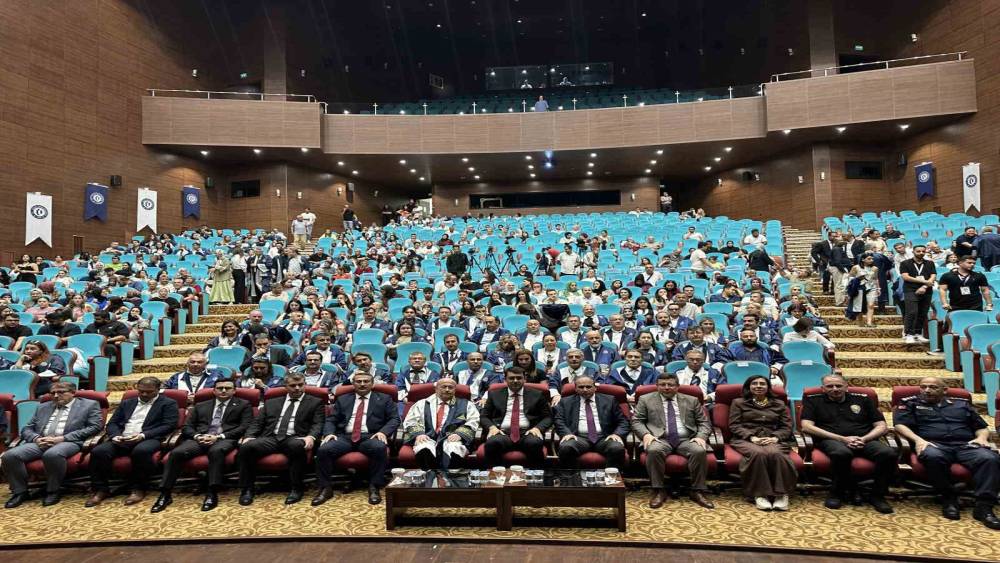Uşak &Uuml;niversitesi mezunlarını mesleki yaşama uğurladı
