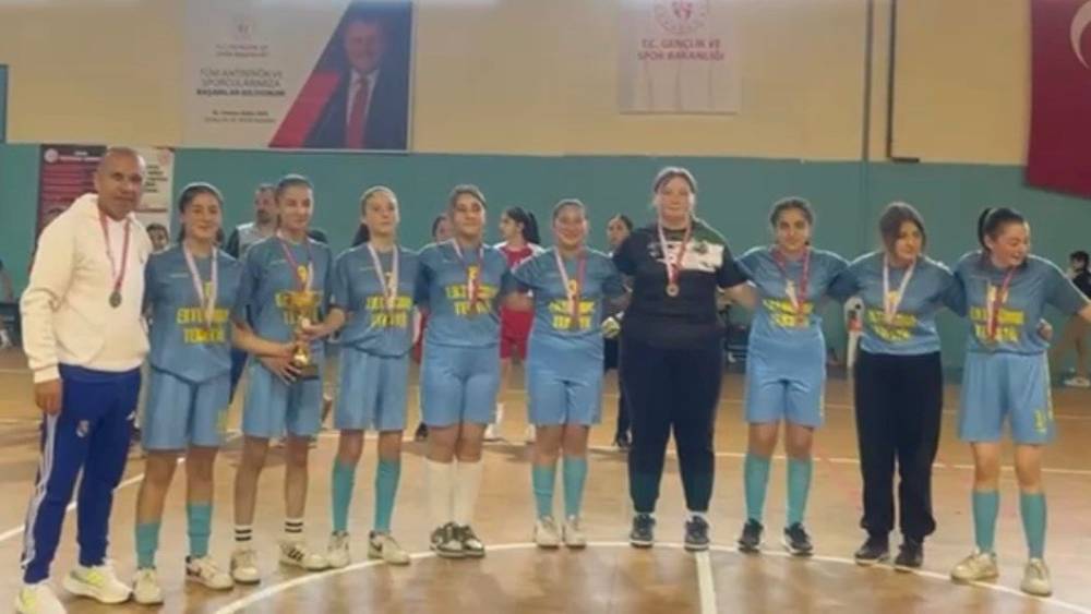 Salihli&rsquo;nin yıldız kızları Manisa&rsquo;da şampiyon
