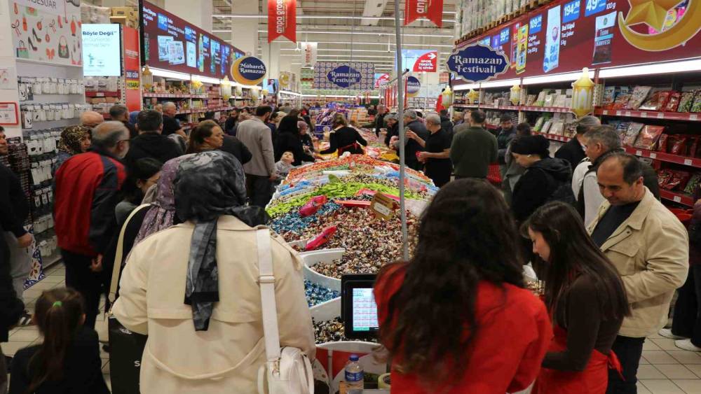 Denizli&rsquo;de Ramazan Bayramı &ouml;ncesi indirim kampanyaları yoğun ilgi g&ouml;r&uuml;yor
